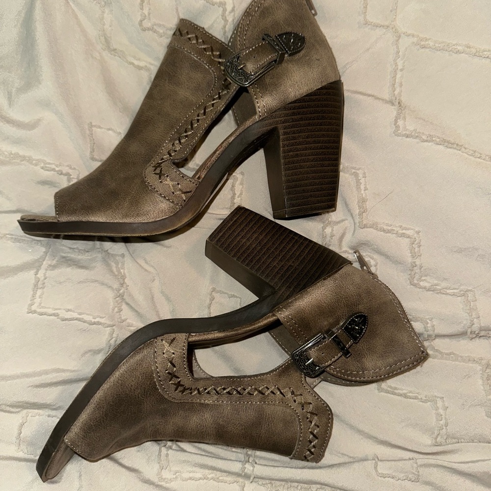 Stylish Brown Women's Heeled Boots